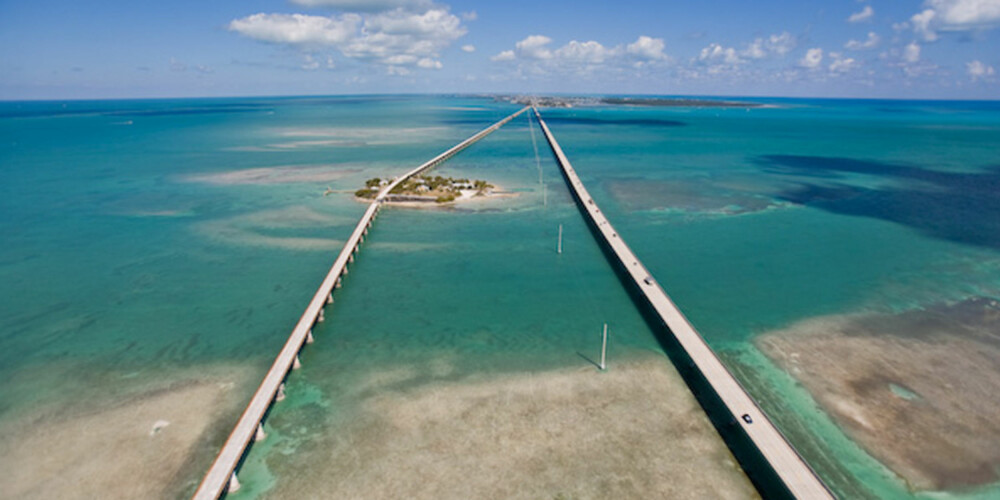 7 MILE BRIDGE: Du kommer ikke til å glemme denne kjøreturen. 7 mile bridge tar deg over havet og mange småøyer, helt frem til Key West.