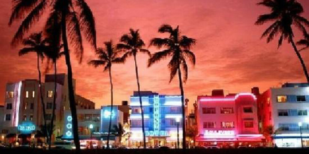 NEONLYS: Miami er kjent for palmer, neonlys og art deco arkitektur. Blant annet.