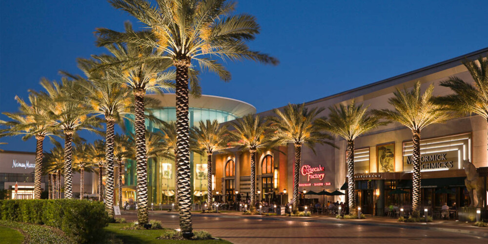 SHOP TILL YOU DROP: Mall of Millenia er det nyeste og lekreste outlet-kjøpesentret i Orlando. Her får feriepengene bein å gå på. SHOP TILL YOU DROP: Mall of Millenia er det nyeste og lekreste outlet-kjøpesentret i Orlando. Her får feriepengene bein å gå på.