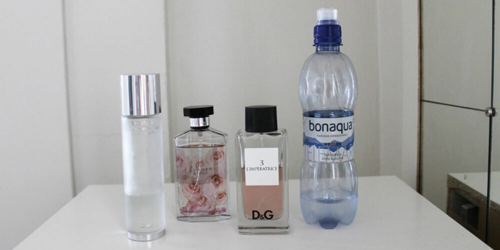HVA KAN DU TA MED? Den høye lotionflasken til venstre og flasken med vann ville du blitt fratatt i kontrollen. De to parfymeflaskene derimot ville du beholdt. Årsaken er størrelsen på flaskene.