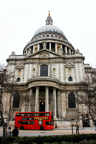 RETT FORBI: De røde dobbeltdekkerne kjører forbi de fleste store turistattraksjonene i London, som for eksempel St. Pauls-kirken. FOTO: Martine Jonsrud