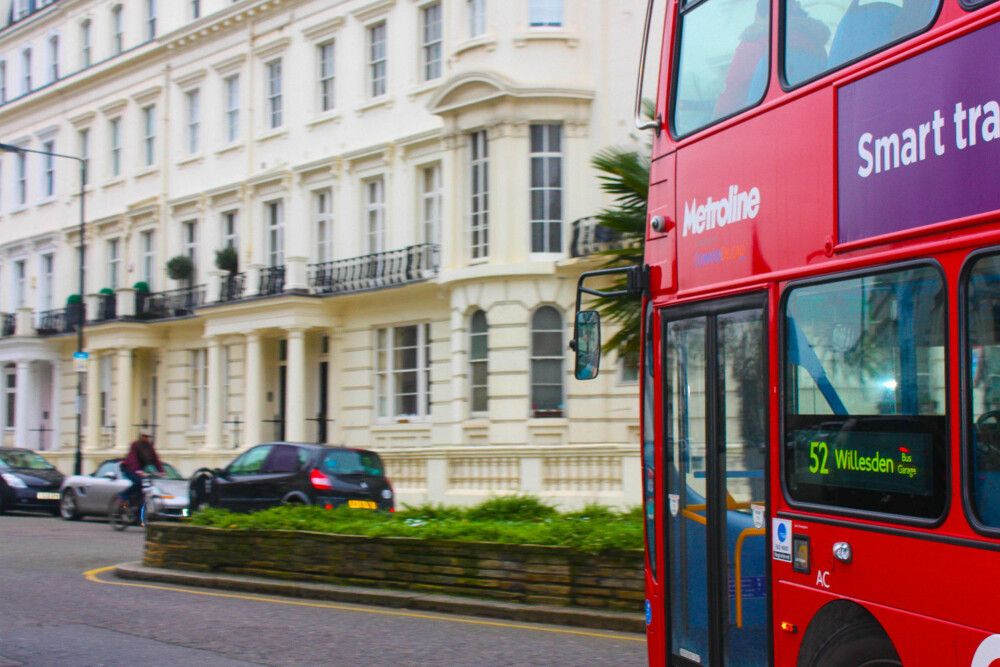 FLOTT STRØK: 52-bussen tar deg gjennom noen av Vest-Londons fineste gater. FOTO: Martine Jonsrud