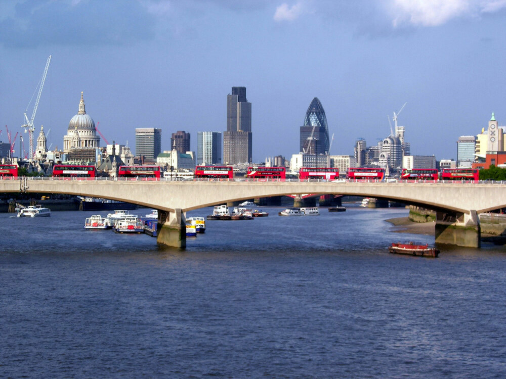 ELVEBUSS: Se London fra Themsen med en av de mange elvebussene. Du kan bruke Oysterkortet ditt, og du slipper rushtrafikken. FOTO: Flickr.com