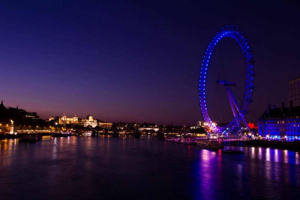 NATTLIV: London kan være like vakker i mørket, og flere busser tar deg gjennom byen natten gjennom. FOTO: Flickr.com