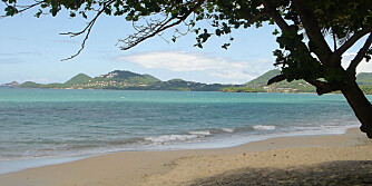 ST. LUCIA: Vigie Beach på St. Lucia i Karibbien ligger slik at du kan bade der etter at du har sjekket inn på flyplassen.