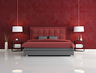 RØDT: Våger du å bytte ut den hvite veggen med rødt på soverommet? Det kan i alle fall piffe opp lysten.