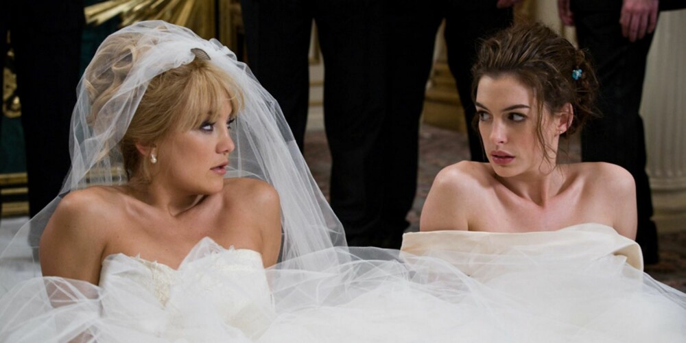 DILEMMA: Kate Hudson og Anne Hathaway spiller venninne som blir uvenner når de begge skal gifte seg- på samme dato!