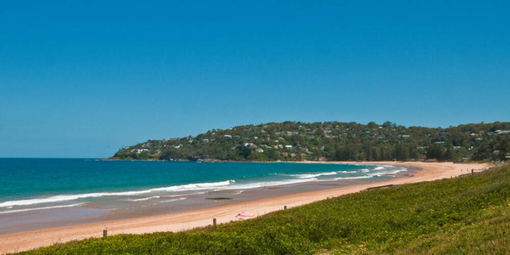 SANDSTRAND; Mer er mange bystrender i Sydney. Den aller ytterste om man beveger seg nordover, er Palm Beah.