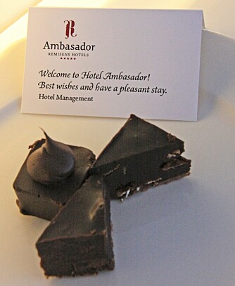 VELKOMMEN: På de fineste hotellenes fineste rom kan du oppleve å bli ønsket velkommen med håndlaget sjokolade. FOTO: Marte Glanville