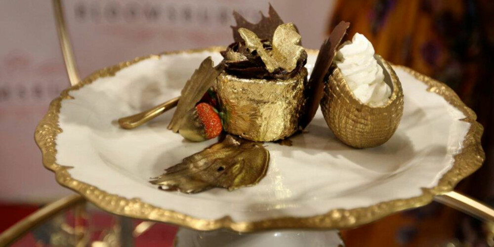 GOD SOM GULL: I Dubai kan du nyte en svindyr cupcake - med ekte gull. GOD SOM GULL: I Dubai kan du nyte en svindyr cupcake - med ekte gull.