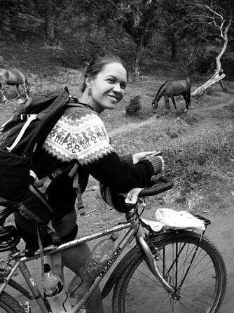 FIKK SELSKAP: Louise stortrives på sykkelferie. Da hun var i San Martin Los Andes ble hun kjent med en jente som kjøpte seg sykkel og ble med i noen dager. Det er hun som har tatt bildet.
