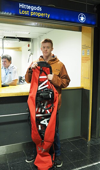 HELDIG: Snorre Opsal Grytli lykkelig gjenforent med snowboardet han glemte på Lillehammer-toget.