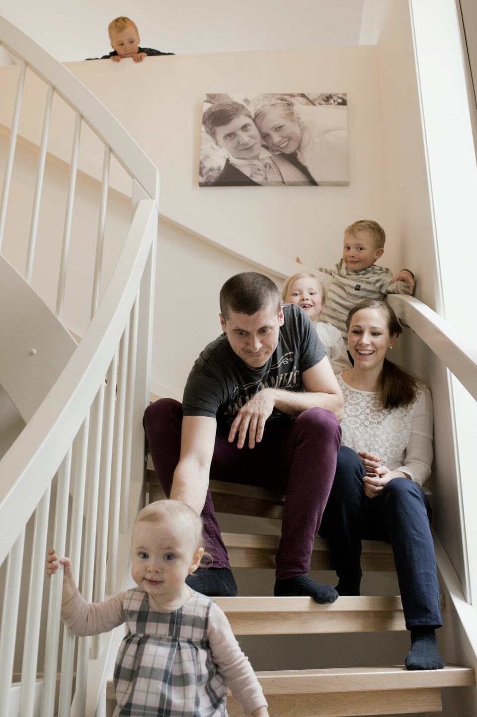 STOR FAMILIE: Fra et hus med stille sorg er Siv Cathrine og Trond Eriks hus nå fylt av deilig barneskrål. Øverst: Odin, så Oliver, Ovelia og helt fremst lille Oda.