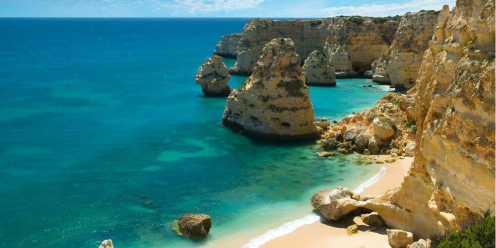 PORTUGAL: Den vakre Algarvekysten er verdt et besøk. FOTO: Wikimedia Commons