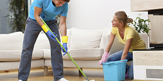 MENN TAR ANSVAR: Dagens menn tar mer ansvar hjemme med både husvask og barn enn sine forfedre.