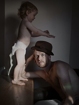 FOTOGRAFEN: Johan Bävman med sønnen Viggo, som nå er tre år.