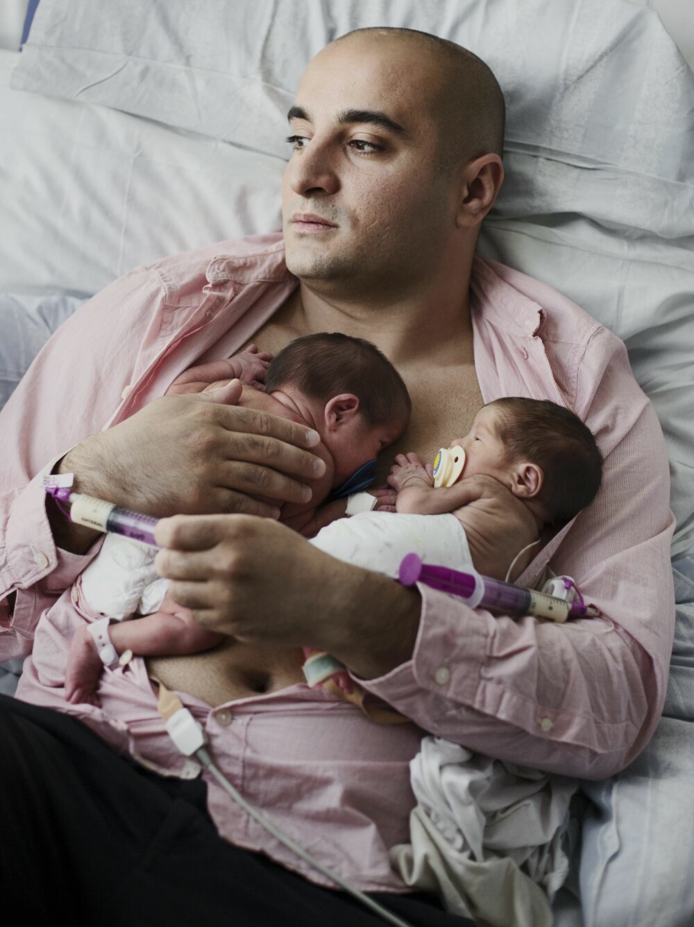 SAMAD KOHIGOLTAPEH (32): Permisjon samtidig med mor de første fire månedene, deretter seks måneder alene med tvillingene Parisa and Leia (én uke på bildet)