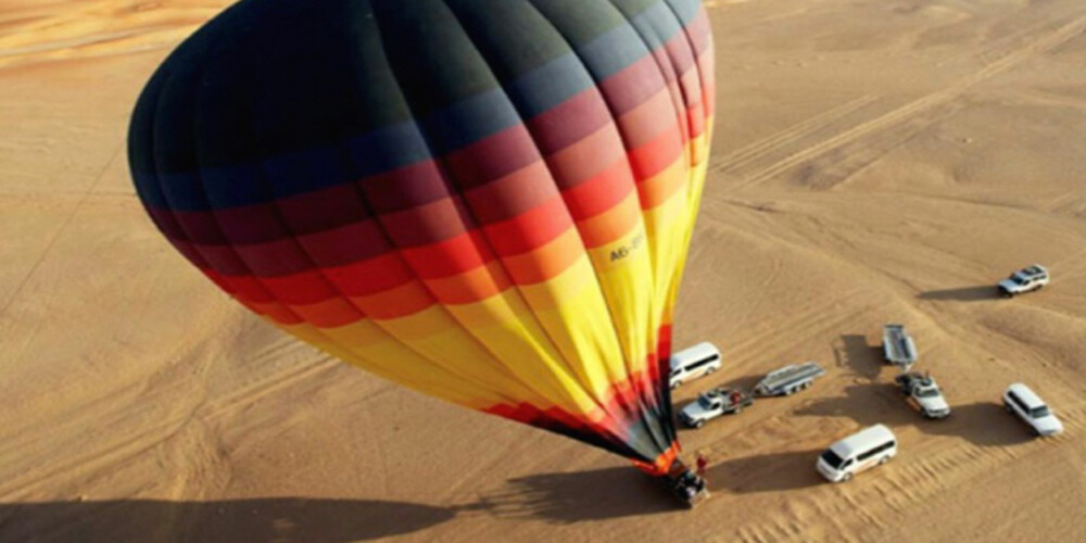 I HØYDEN: Se Dubai fra luften - enten med helikopter eller varmluftsballong.