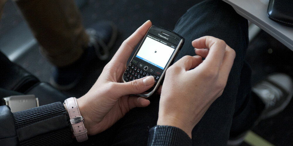 SKRU AV MOBILEN: Elektronisk utstyr, som ikke inneholder sender eller mottaker, er forbudt å bruke mens skiltet med ""fest setebeltet"" er på. FOTO: Norwegian SKRU AV MOBILEN: Elektronisk utstyr, som ikke inneholder sender eller mottaker, er forbudt å bruke mens skiltet med ""fest setebeltet"" er på. FOTO: Norwegian