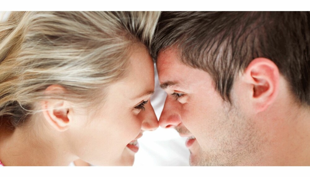 FORPLIKTELSE: Par som er villige til å ofte seg for hverandre er lykkeligere, viser forskning.
