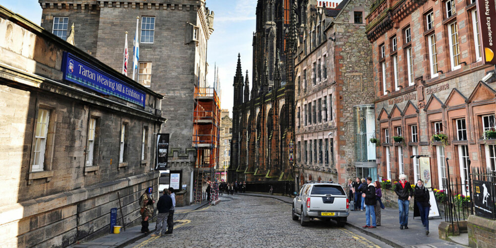 ROYAL MILE: Denne 1,6 km lange gaten er selve hjertet i Edinburghs Old Town, og løper mellom slottene Edinburgh Castle og the Palace of Holyrood House.