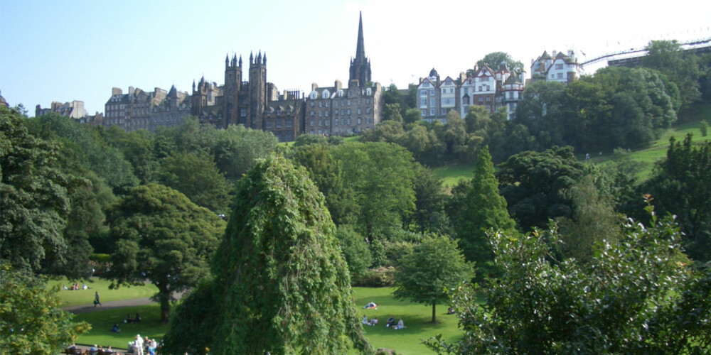 GRØNN LUNGE: Parken Princes Street Gardens deler Edinburgh i to mellom Old Town og New Town, og har flott utsikt opp mot Edinburgh Castle og Royal Mile.