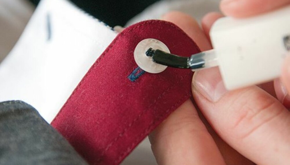 KNAPPEREDDEREN: Har du en knapp som holder på å falle av, men ikke nål og tråd? Et strøk neglelakk holder tråden på plass til du får somla deg til å sy knappen ordentlig på plass.