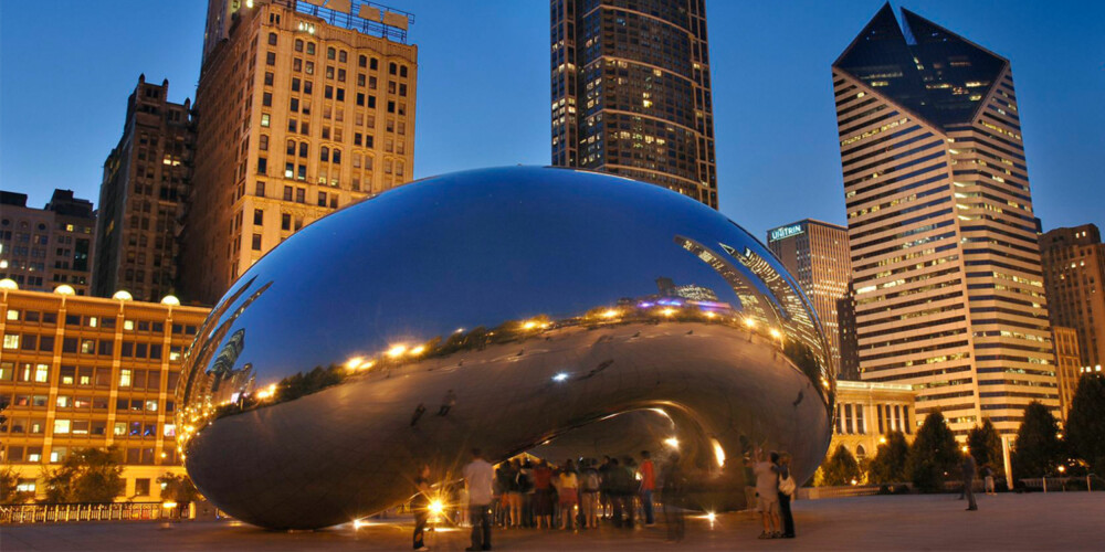 CLOUD GATE: I Millenium Park kan du få med deg "bønna", ett av byens mest fotograferte objekter. CLOUD GATE: I Millenium Park kan du få med deg "bønna", ett av byens mest fotograferte objekter.
