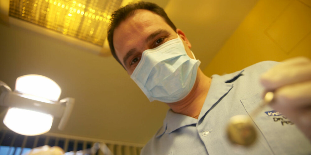 TANNLEGE: Dr.Balals Vags er en av tannlegene som jobber på klinikken Kreativ Dental, som er en av klinikkene som tilbyr rimelig tannbehandling til nordmenn i Budapest.