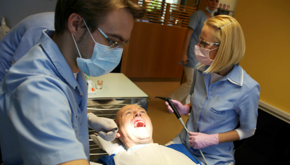 NYE TENNER: Steinar Sivertsen er klar for siste skritt av tannlegebehandlingen i Ungarn: Å sette inn broløsningen i munnen.