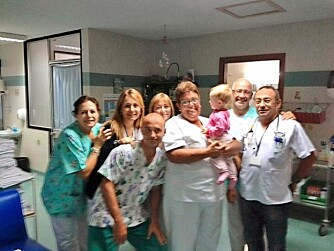 MASKOT: Linnea sammen med noen av dem som behandlet henne på barnesykehuset i Las Palmas. 