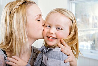 MAMMALYKKE: Mette Lill Skarli (23) gleder seg over hver dag sammen med datteren Linnea Grude (snart 4 år). For tre år siden visste hun ikke om hun fikk datteren levende med hjem fra sydenferie.