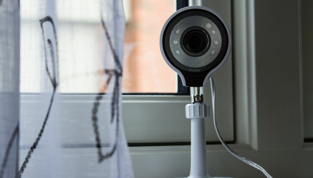 DISKRET: D-link DCS-7000Ler et diskret webkamera som kan skrues på veggen eller plasseres som her i en vinduskarm.