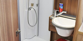 FIKS LØSNING: Av plasshensyn er håndvasken plassert over toalettet. Når det skal brukes, skyves håndvasken over i dusjen.