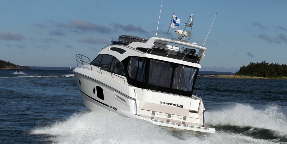 GODT GJORT: Grandezza 40 Fly har de fleste ingrediensene for en vellykket båt, med alt fra en solid badeplattform til en velgjort flybridge. FOTO: Produsent GODT GJORT: Grandezza 40 Fly har de fleste ingrediensene for en vellykket båt, med alt fra en solid badeplattform til en velgjort flybridge. FOTO: Produsent
