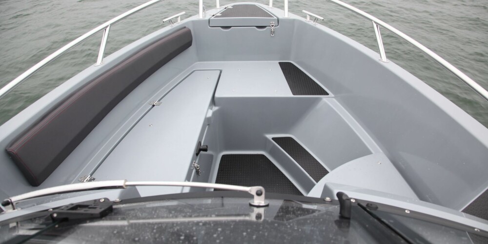 BAUGEN: Bowrider-delen av båten er smart utformet og fungerer også fint som landgang. FOTO: Terje Baugen