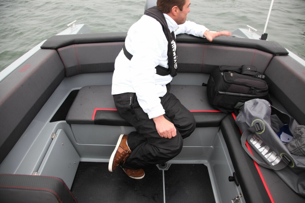 ROMMELIG: Akterpartiet har gode sitteplasser med et praktisk lite vippebord til styrbord. FOTO: Terje Haugen