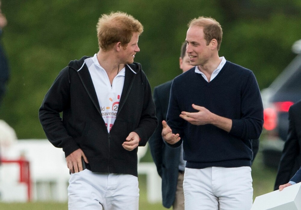 KONGELIG MÅNE: Tidlig hårtap ser ut til å være en genetisk del av kongefamilien, men vi regelrett klør i fingrene etter å barbere, eller i det minste kortklippe håret til både Prins William og Prins Harry!