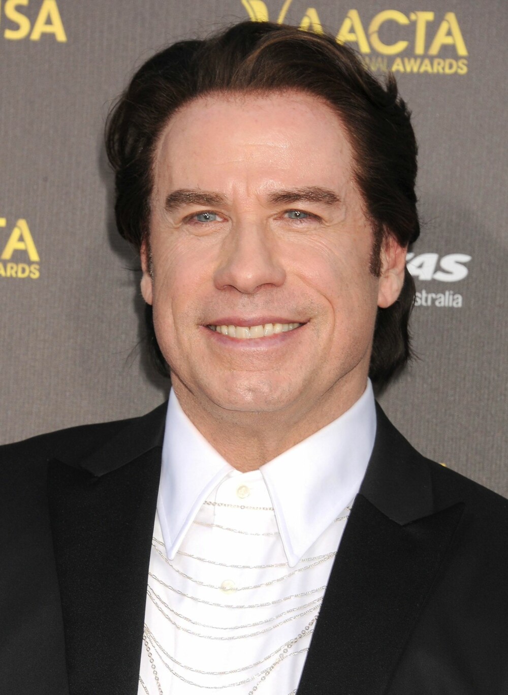 FARGE PÅ BOKS: John Travolta har nok gjort både det ene og det andre med håret sitt, men hårfargen ser man tydelig at ikke er ekte.