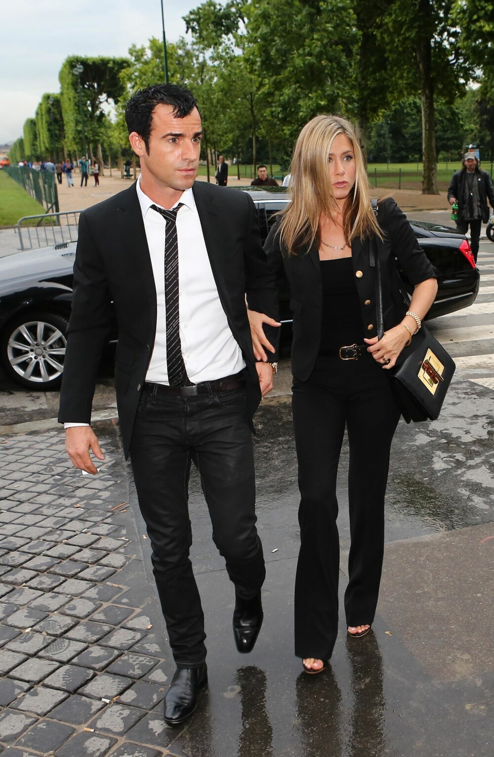 HØYE VIKER: Hvis du begynner å få høye viker, kan du puste lettet ut - det er helt normalt, og ikke minst ofte veldig sexy! Du trenger ikke prøve å skjule det som Justin Theroux prøvde på her. HØYE VIKER: Hvis du begynner å få høye viker, kan du puste lettet ut - det er helt normalt, og ikke minst ofte veldig sexy! Du trenger ikke prøve å skjule det som Justin Theroux prøvde på her.
