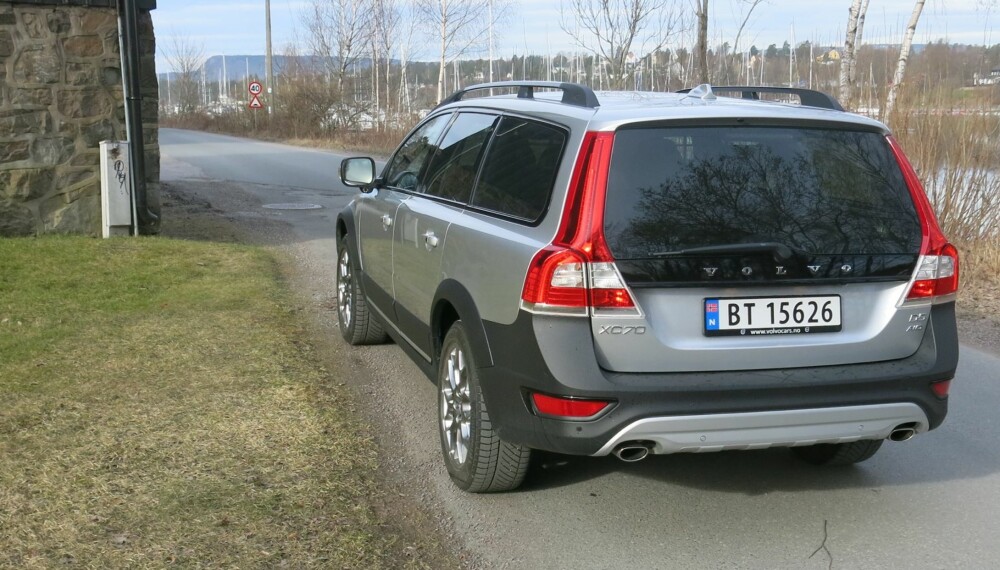 STAUT: Volvo var tidlig ute med å lansere en stasjonsvogn med høy bakkeklaring, beskyttelseslister og 4x4. En faceliftet XC70 viser at Volvo fortsatt har grep i segmentet. FOTO: Martin Jansen STAUT: Volvo var tidlig ute med å lansere en stasjonsvogn med høy bakkeklaring, beskyttelseslister og 4x4. En faceliftet XC70 viser at Volvo fortsatt har grep i segmentet. FOTO: Martin Jansen