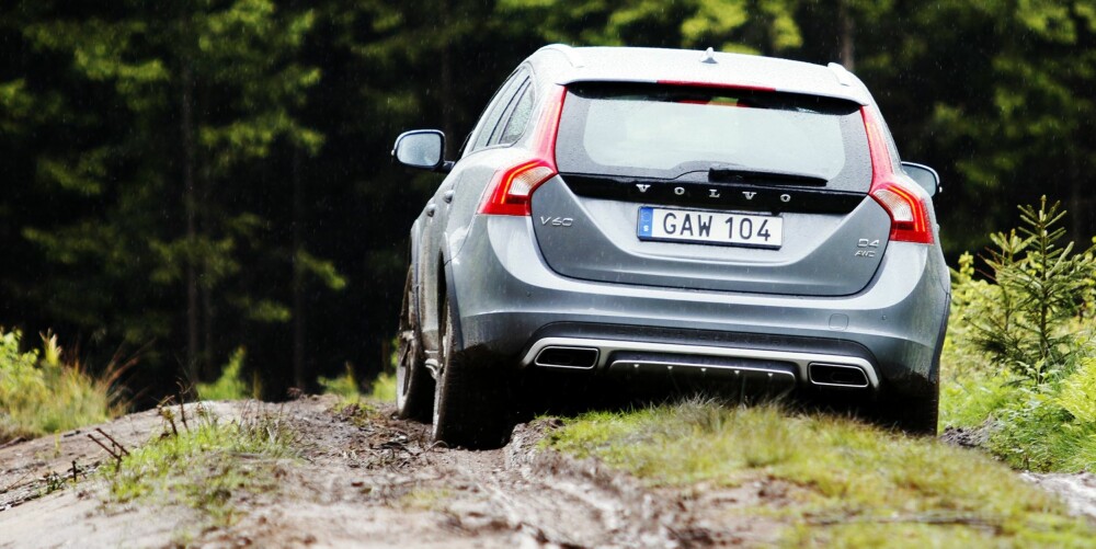 GOD KLARING: V60 Cross Country har 6,5 centimeter høyere bakkeklaring enn vanlige V60. Det gjør at den kommer lettere frem i terrenget. GOD KLARING: V60 Cross Country har 6,5 centimeter høyere bakkeklaring enn vanlige V60. Det gjør at den kommer lettere frem i terrenget.