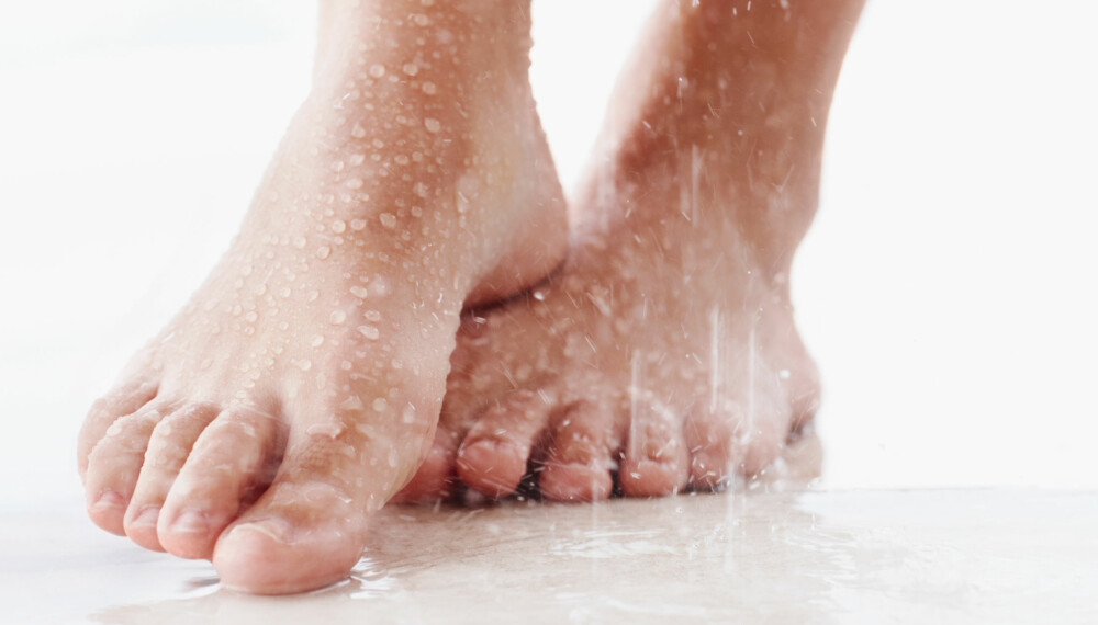 VASK FØTTENE GRUNDIG: Nei, det holder ikke å la vannet renne over føttene i dusjen!