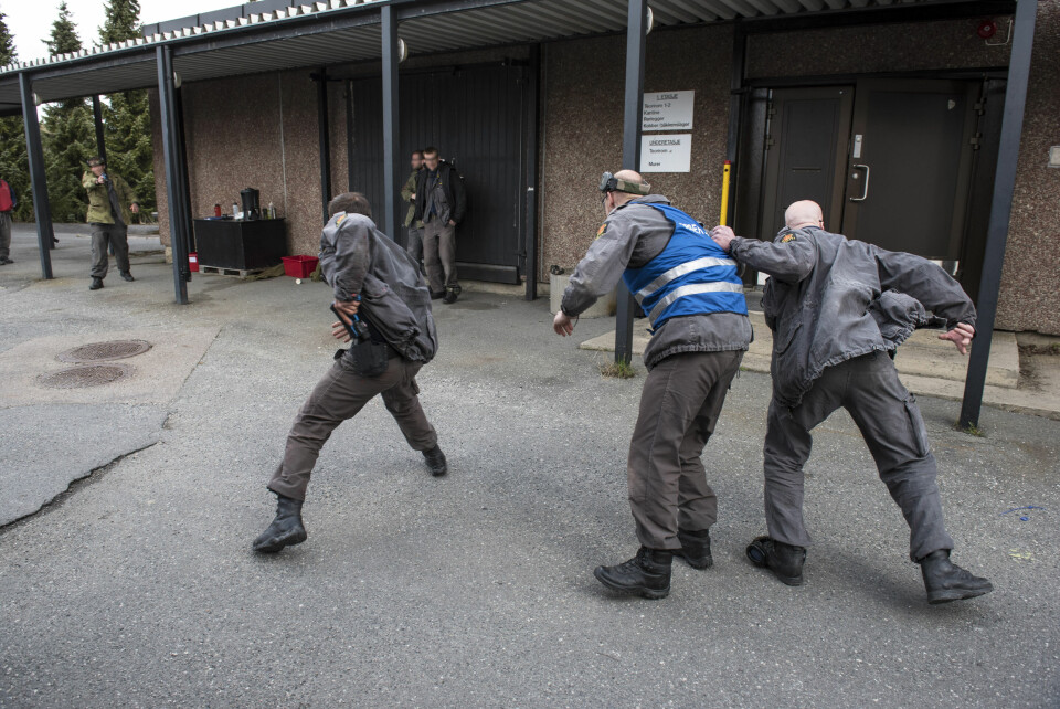 Reagerer instinktivt: Livvaktstudentene trener på et simulert angrep. Hvordan man får VIP-en i sikkerhet og uskadeliggjør angrepsmannen, skal sitte i ryggmargen. (Foto: Håkon Bonafede)