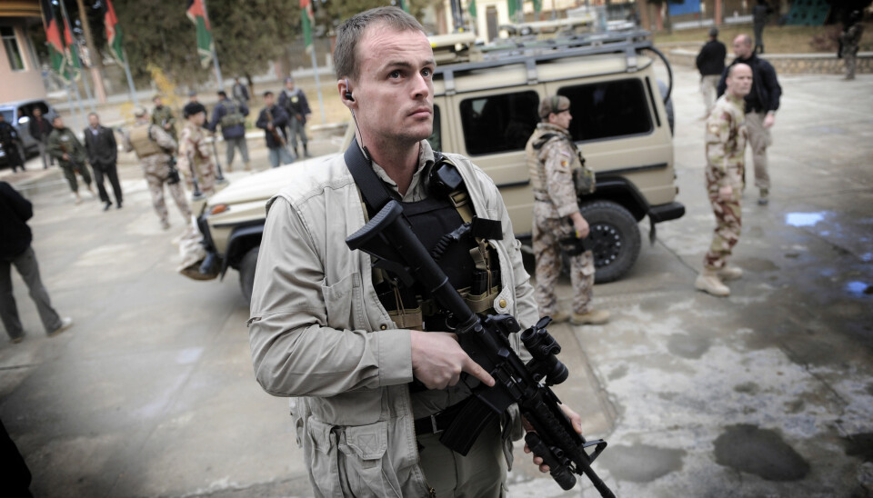 I KRIGSSONEN: Hverdagen
til PST-livvaktene varierer
fra rene rutineoppdrag i
Oslo til å vokte statsråder i
krigssoner i utlandet. Her
passer livvakten Ingar på
Grete Faremo under et
besøk i Afghanistan i 2011. (Foto: Harald Henden/VG)