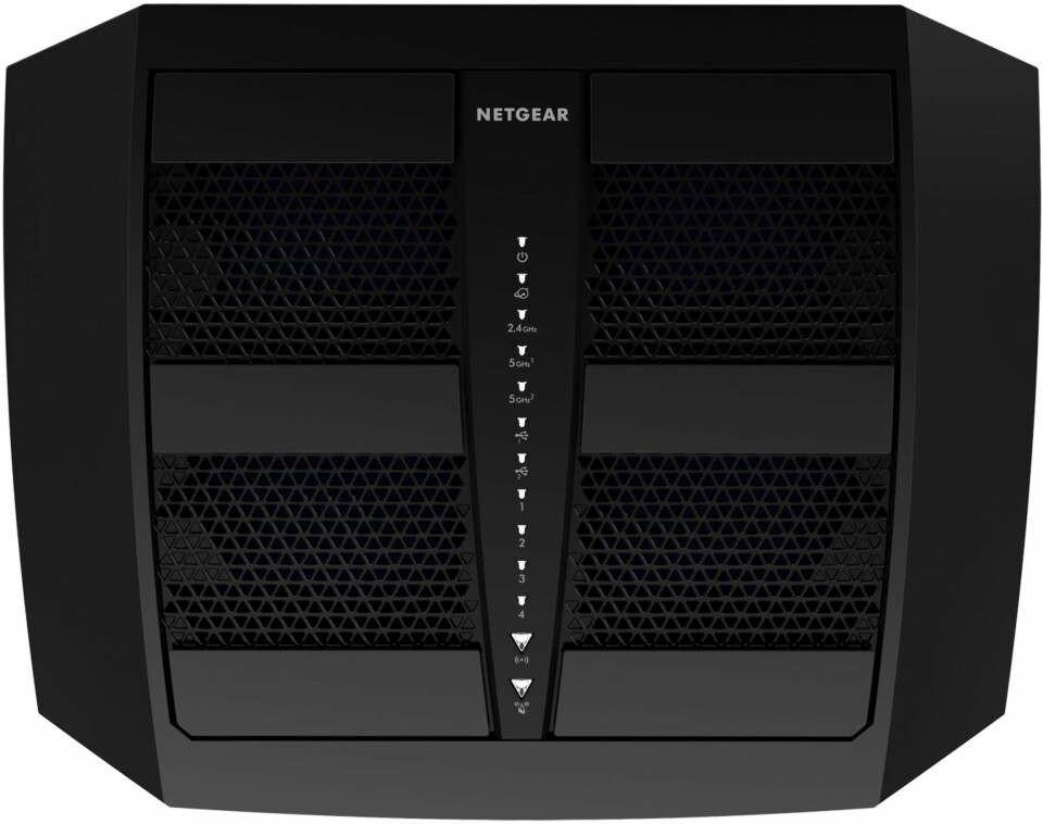 STILIG: Har du ikke behov for å brette ut antenne blir Netgear Nighthawk X6 R8000 litt mer kompakt.