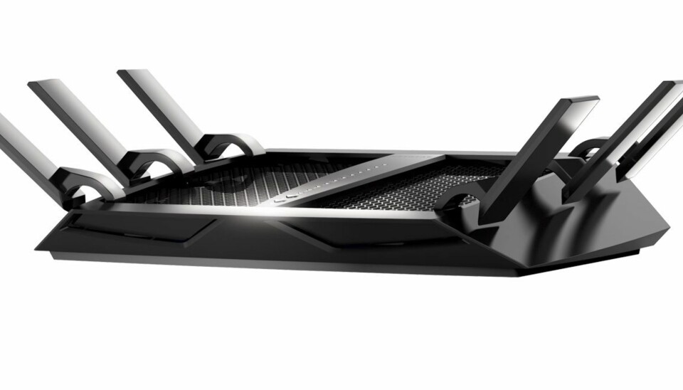 MONSTER: Netgear har lykkes i å lage en avansert ruter som er, om du vil, enkel i bruk. Den har tre nettverk (bånd) og Netgear Nighthawk X6 R8000 passer for familier som er storforbrukere av trådløse dingser.