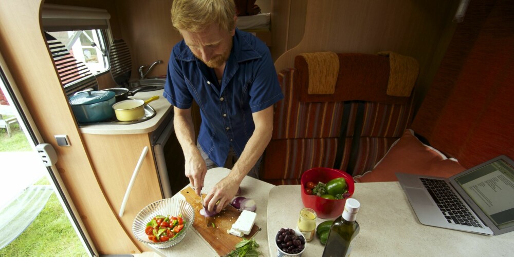 MAT I BOBILEN: Gresk salat er en gammel kjenning som passer fint i campinglivet.