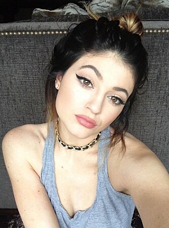 CHOKER: - At den fikk en renessanse har jeg aldri forstått. Chokeren hører hjemme på 90-tallet, sier stylist og moteblogger Line Langmo. Her sett på realitystjerna Kylie Jenner. CHOKER: - At den fikk en renessanse har jeg aldri forstått. Chokeren hører hjemme på 90-tallet, sier stylist og moteblogger Line Langmo. Her sett på realitystjerna Kylie Jenner.