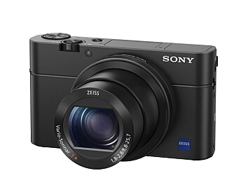 RASKT: Designet på Sony Cyber-shot RX100 IV er ganske likt forgjengeren, men nå er det raskere, kan filme i 4K og lage saktefilm med 1000 bilder pr. sekund.